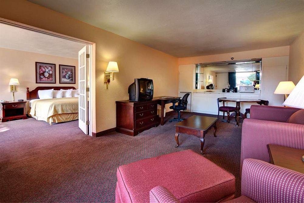 Quality Inn & Suites Conference Center New Port Richey Zimmer foto