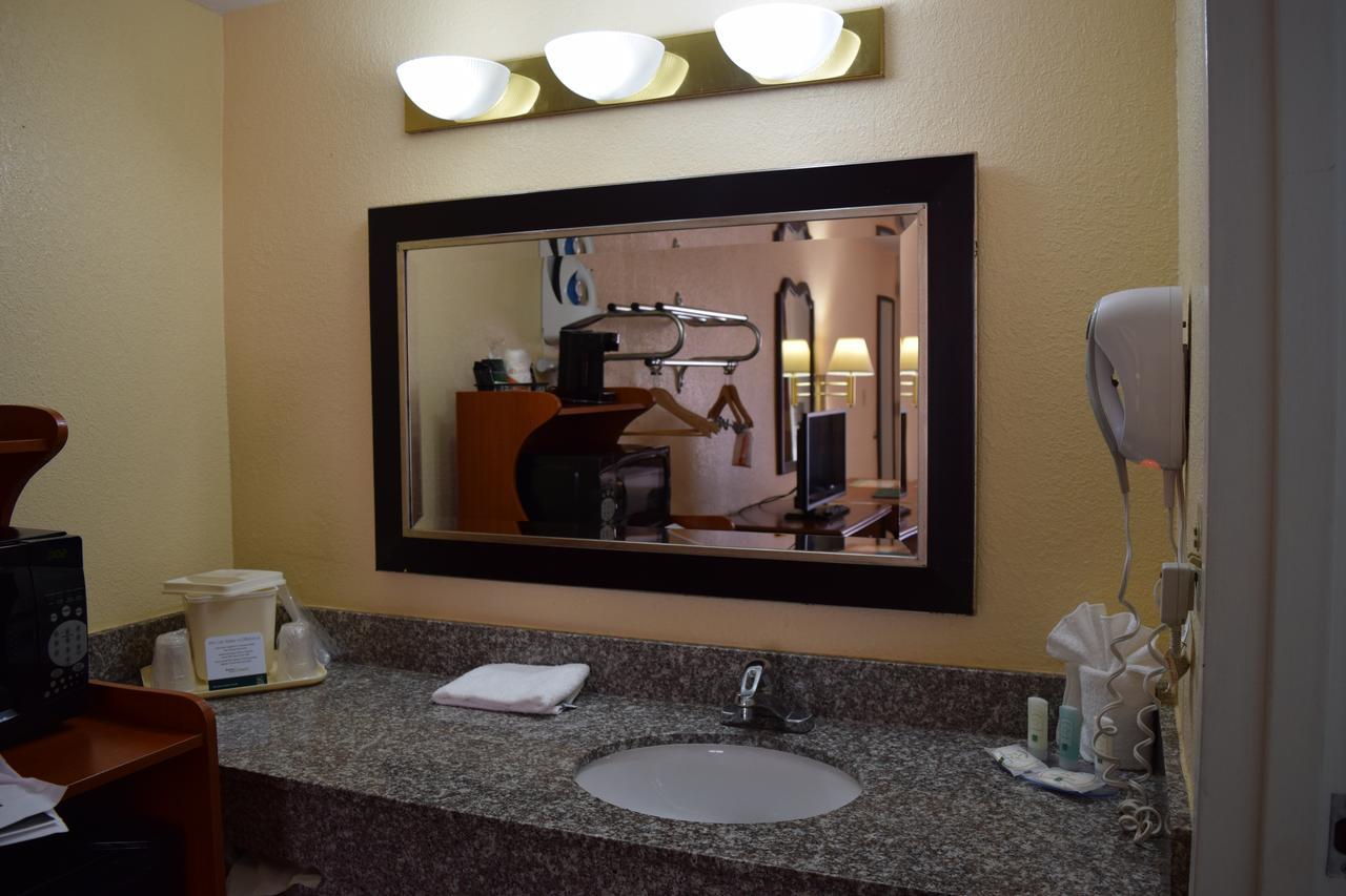 Quality Inn & Suites Conference Center New Port Richey Zimmer foto